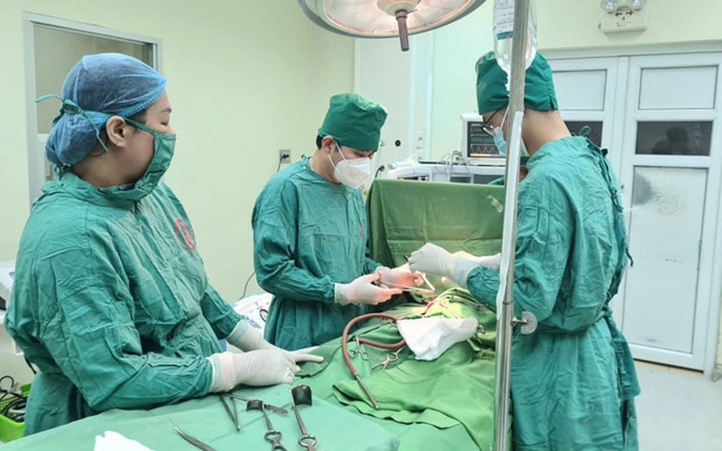 Báo động đỏ nội viện cứu sống người phụ nữ bị sốc đa chấn thương, đứt rời thân tử cung-1