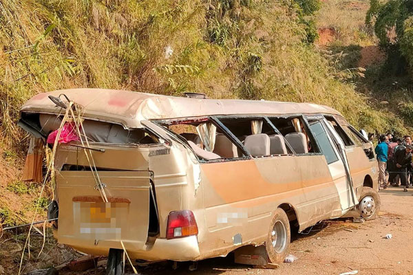 Ôtô chở 18 người đi đám cưới rơi xuống vực, 3 người tử vong-1