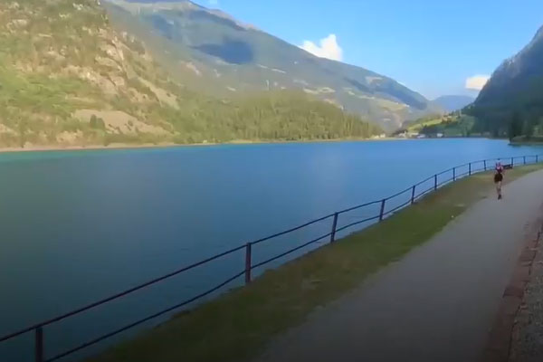 Khoảnh khắc tàu hỏa hất tung xe chở thép tại Thường Tín-1