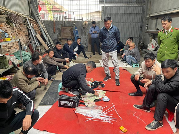 40 cảnh sát đột kích sới bạc trong xưởng cơ khí ở Hà Nội-1
