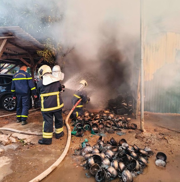 Hà Nội: Cháy xưởng gia công bìa giấy, kho quần áo cũ-2