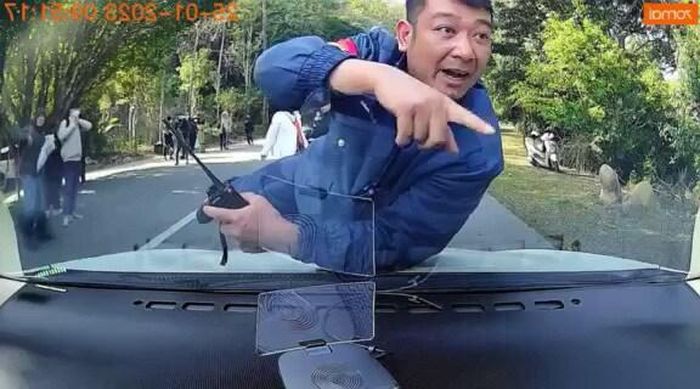 Tạm đình chỉ bảo vệ ở Yên Tử nhảy lên nắp ca pô xe của du khách-1