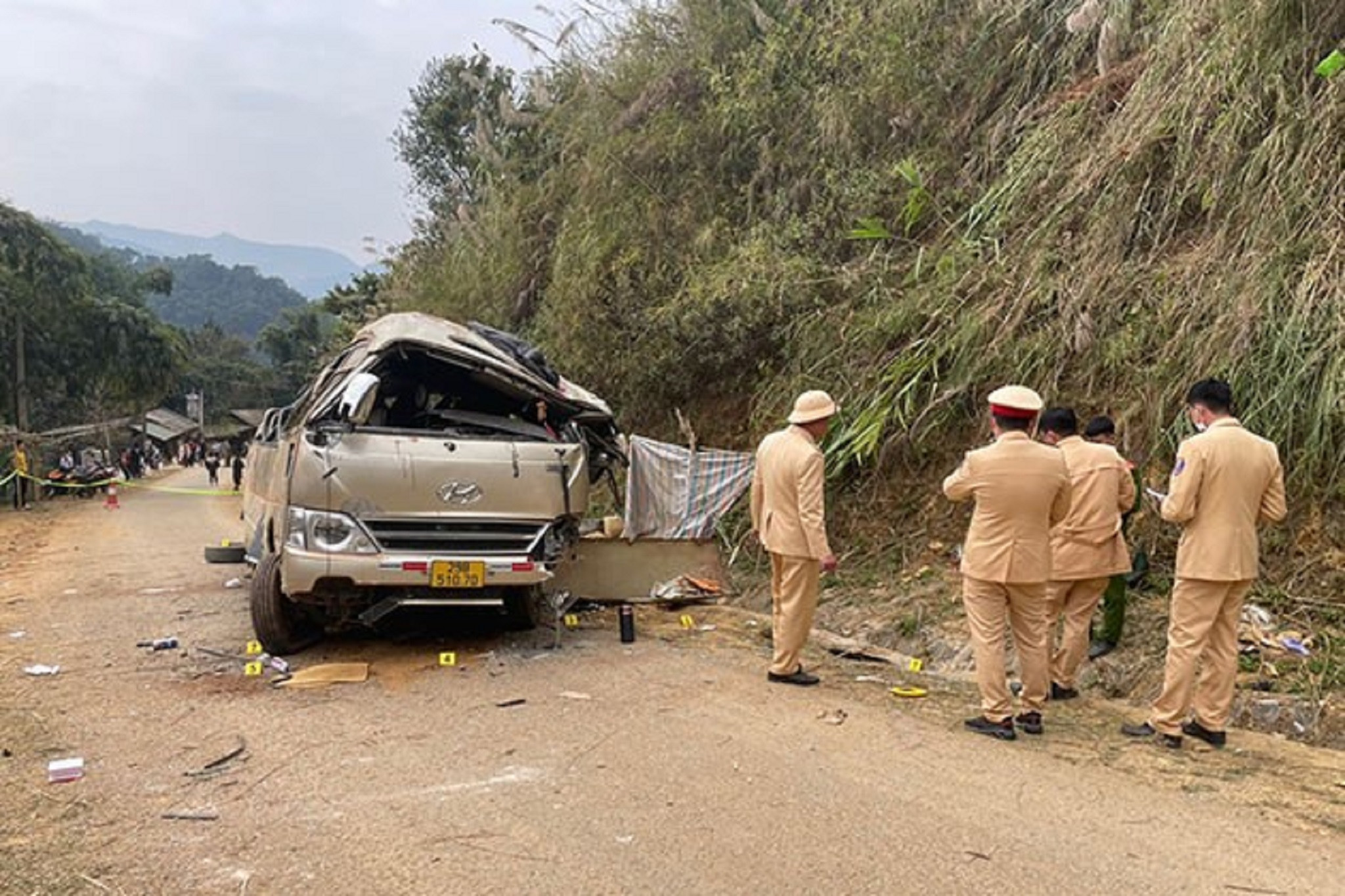 Thêm 1 nạn nhân tử vong trong vụ ô tô đi đám cưới lao xuống vực ở Sơn La-1