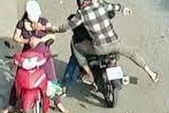 Gã đàn ông có vợ bỏ 30 triệu đồng thuê người tạt axit nhân tình để trả thù