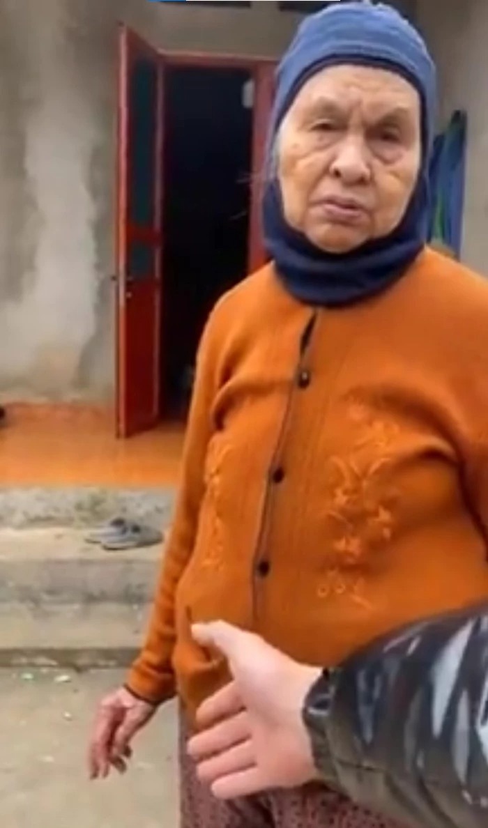 Cháu mừng tuổi bà đầu năm, bà quyết không nhận: Mày chưa có vợ là mày nghèo, không cầm tiền người nghèo-2