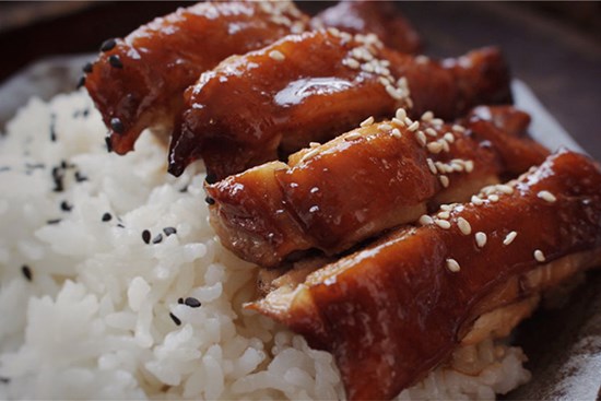 Cơm đùi gà sốt Teriyaki kiểu Nhật lạ miệng, trẻ nhỏ đặc biệt thích thú