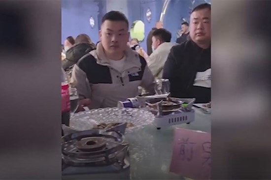 Cô dâu dành riêng một mâm cỗ cho các bạn trai cũ