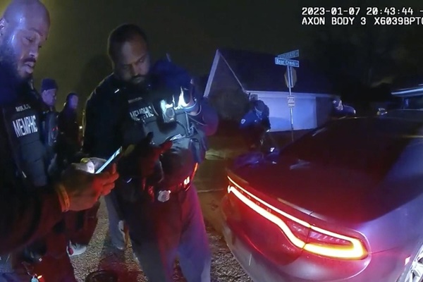 Cảnh sát cười đùa, buộc lại dây giày khi Tyre Nichols nằm trên mặt đất-1