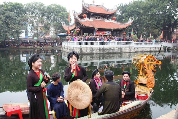 Hỗn loạn dịch vụ trông giữ xe xung quanh các đền, chùa đầu xuân mới-17