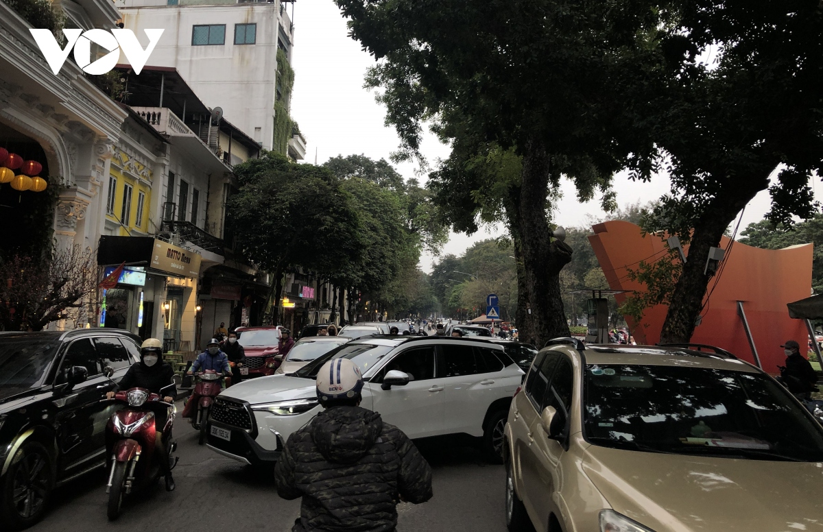 Hỗn loạn dịch vụ trông giữ xe xung quanh các đền, chùa đầu xuân mới-3