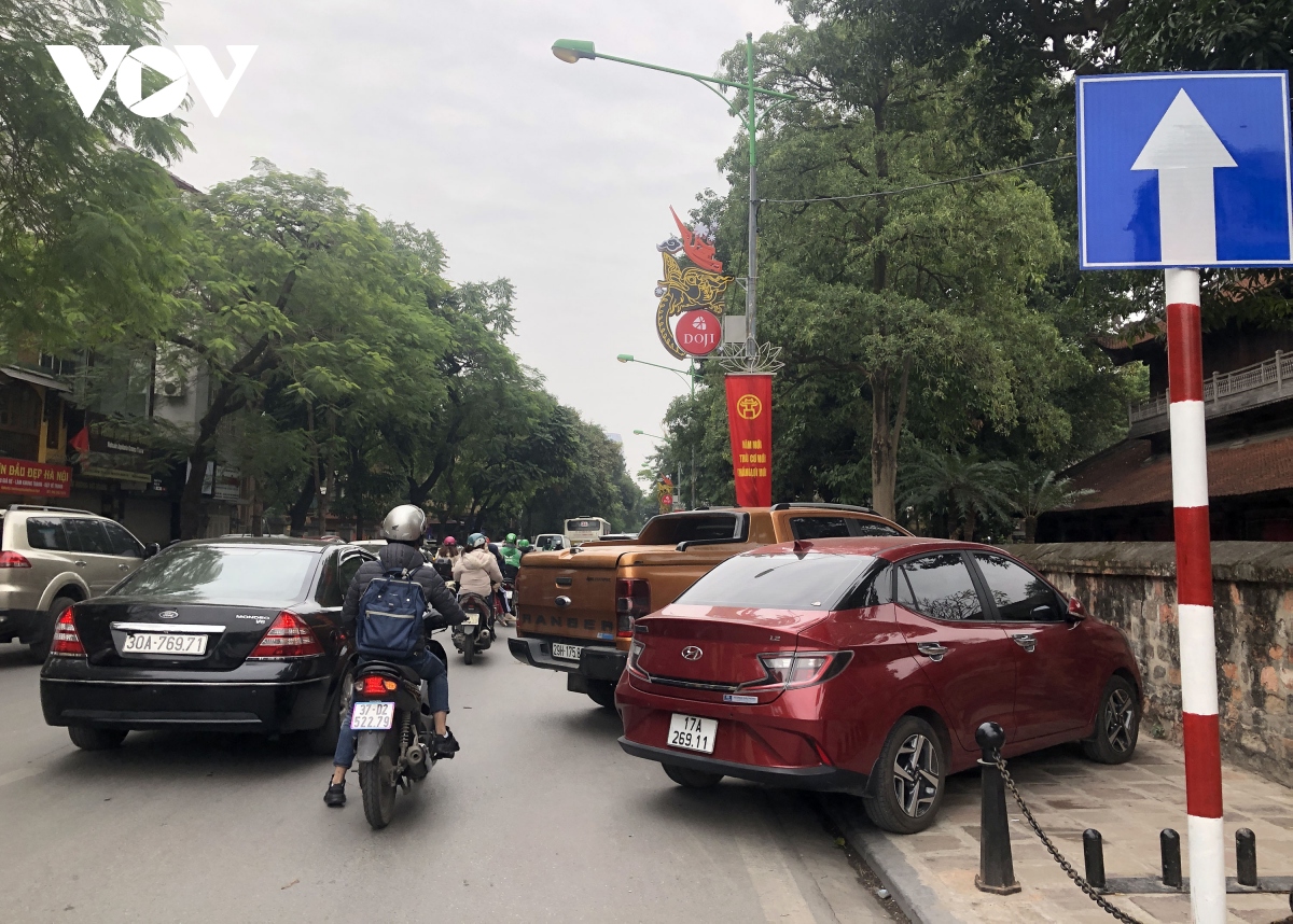 Hỗn loạn dịch vụ trông giữ xe xung quanh các đền, chùa đầu xuân mới-11