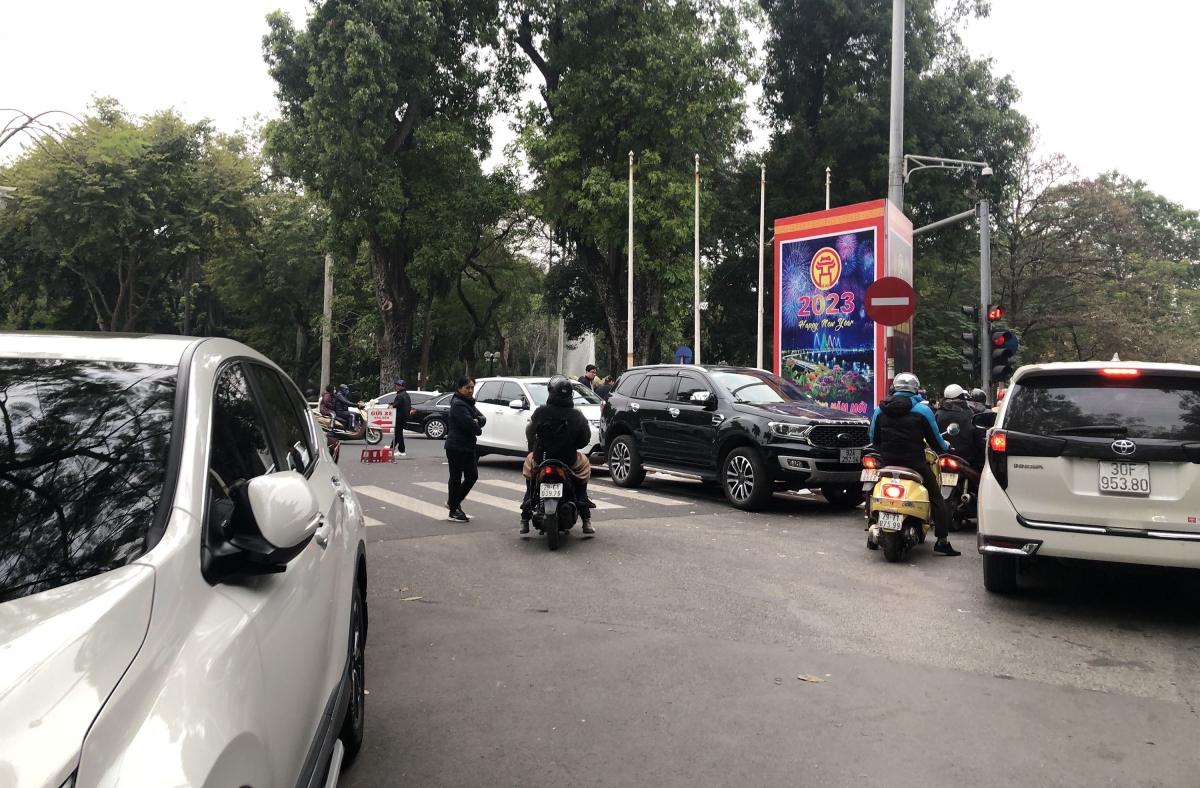 Hỗn loạn dịch vụ trông giữ xe xung quanh các đền, chùa đầu xuân mới-15