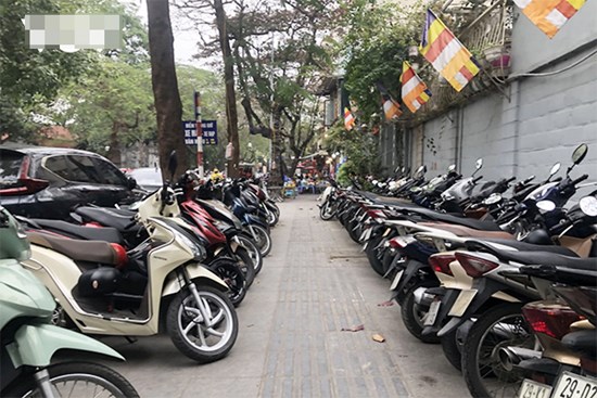 Hỗn loạn dịch vụ trông giữ xe xung quanh các đền, chùa đầu xuân mới