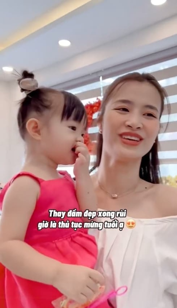 Con gái Đông Nhi lên đồ đi nhận lì xì, gây cười với văn mẫu chúc Tết-1