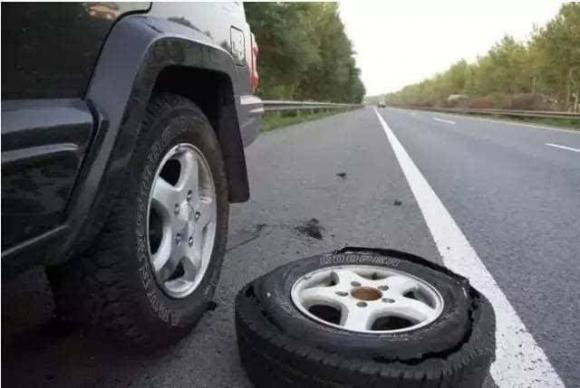 Nếu bạn có ô tô ở nhà, hãy chú ý, có 4 dấu hiệu trước khi xe bị nổ lốp, nhiều người không hiểu, đừng đợi đến lúc bị như vậy-1