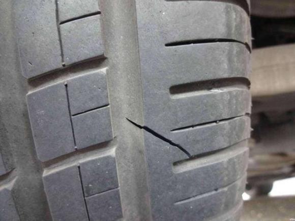 Nếu bạn có ô tô ở nhà, hãy chú ý, có 4 dấu hiệu trước khi xe bị nổ lốp, nhiều người không hiểu, đừng đợi đến lúc bị như vậy-2