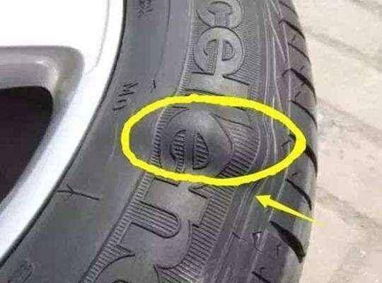 Nếu bạn có ô tô ở nhà, hãy chú ý, có 4 dấu hiệu trước khi xe bị nổ lốp, nhiều người không hiểu, đừng đợi đến lúc bị như vậy-3