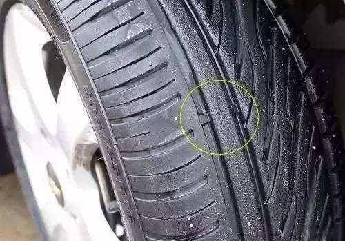 Nếu bạn có ô tô ở nhà, hãy chú ý, có 4 dấu hiệu trước khi xe bị nổ lốp, nhiều người không hiểu, đừng đợi đến lúc bị như vậy-4