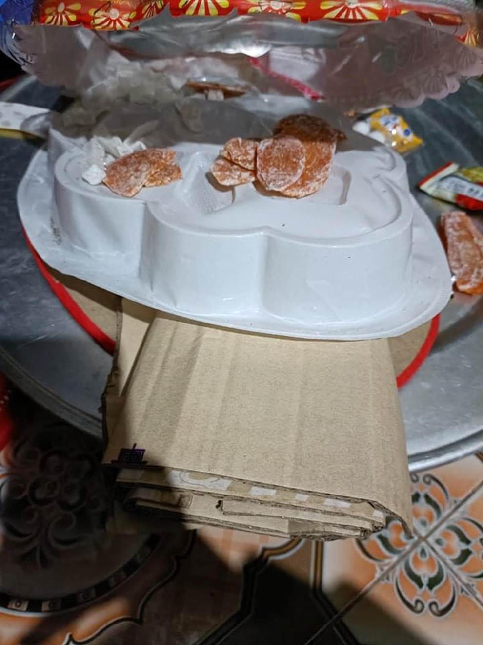 Khui hộp mứt Tết trong giỏ quà được tặng trưng trên ban thờ, cô gái tá hỏa khi nhìn thành phẩm bên trong-2