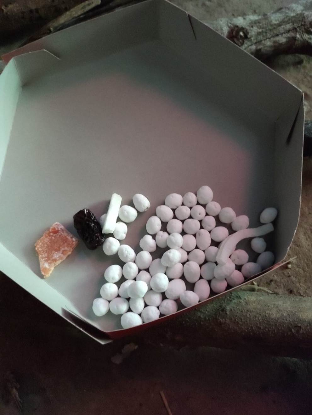 Khui hộp mứt Tết trong giỏ quà được tặng trưng trên ban thờ, cô gái tá hỏa khi nhìn thành phẩm bên trong-3