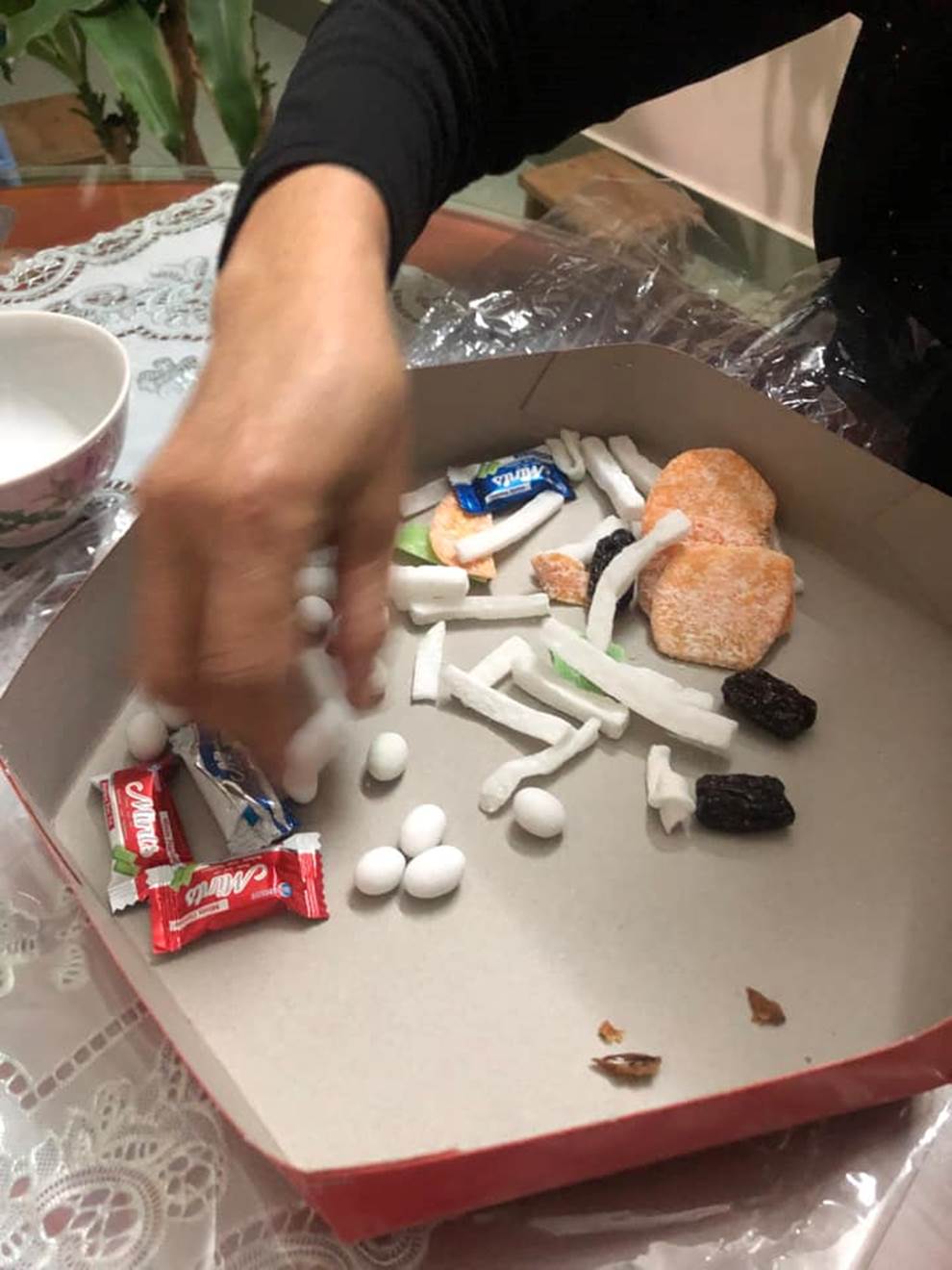 Khui hộp mứt Tết trong giỏ quà được tặng trưng trên ban thờ, cô gái tá hỏa khi nhìn thành phẩm bên trong-4