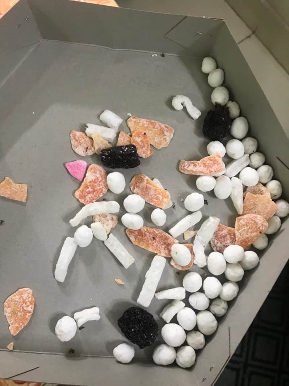 Khui hộp mứt Tết trong giỏ quà được tặng trưng trên ban thờ, cô gái tá hỏa khi nhìn thành phẩm bên trong-5