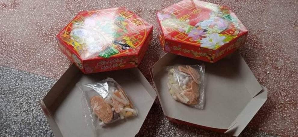 Khui hộp mứt Tết trong giỏ quà được tặng trưng trên ban thờ, cô gái tá hỏa khi nhìn thành phẩm bên trong-6