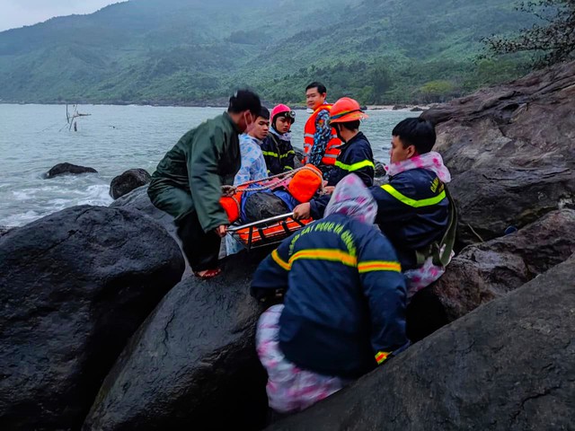 Trắng đêm cứu du khách bị rơi xuống vực sâu khi đi phượt 1 mình trên đèo Hải Vân-5