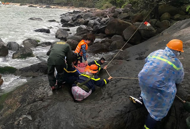 Trắng đêm cứu du khách bị rơi xuống vực sâu khi đi phượt 1 mình trên đèo Hải Vân-4