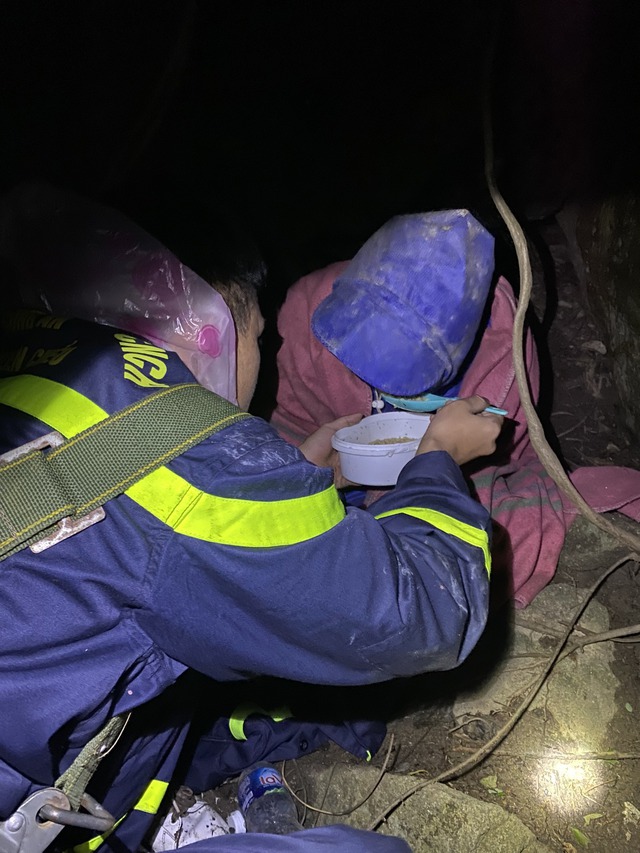 Trắng đêm cứu du khách bị rơi xuống vực sâu khi đi phượt 1 mình trên đèo Hải Vân-2