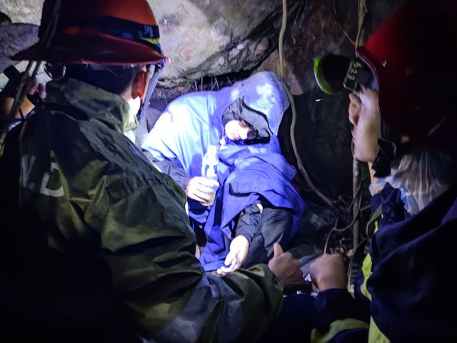 Trắng đêm cứu du khách bị rơi xuống vực sâu khi đi phượt 1 mình trên đèo Hải Vân-1
