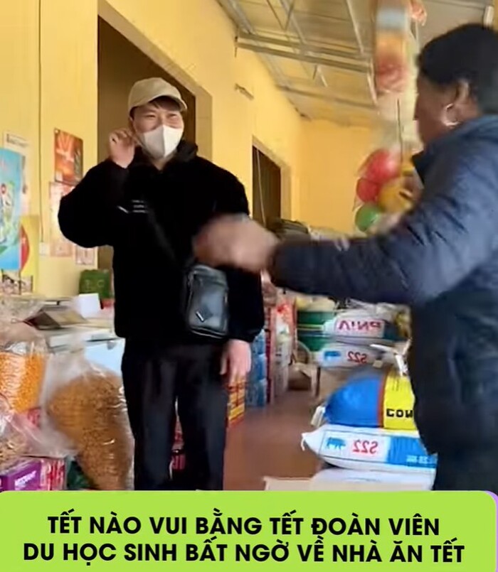 Khoảnh khắc mẹ òa lên khóc, ôm chầm lấy con trai đi du học trở về bất ngờ khiến ai nấy cũng hạnh phúc lây-1