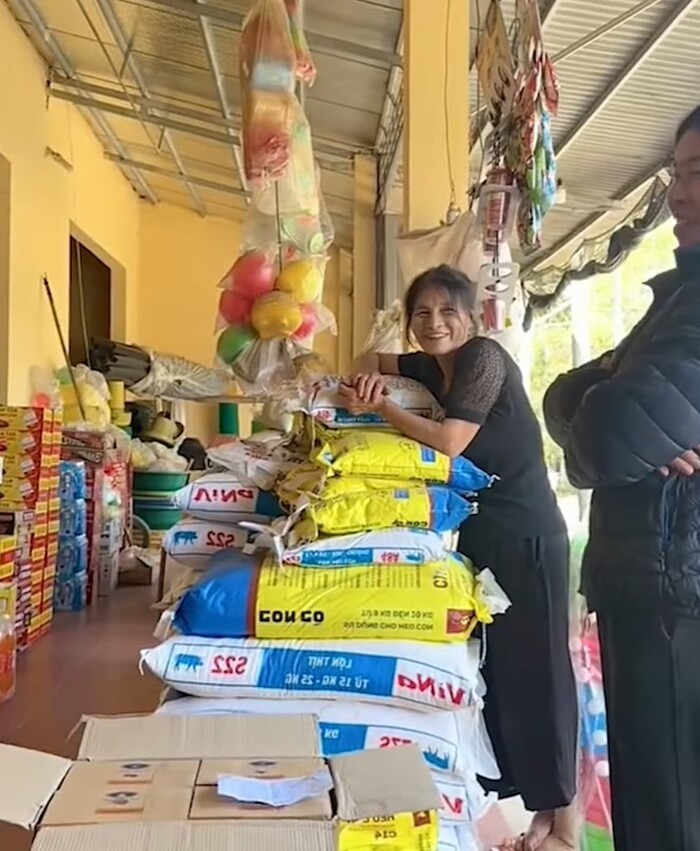 Khoảnh khắc mẹ òa lên khóc, ôm chầm lấy con trai đi du học trở về bất ngờ khiến ai nấy cũng hạnh phúc lây-2