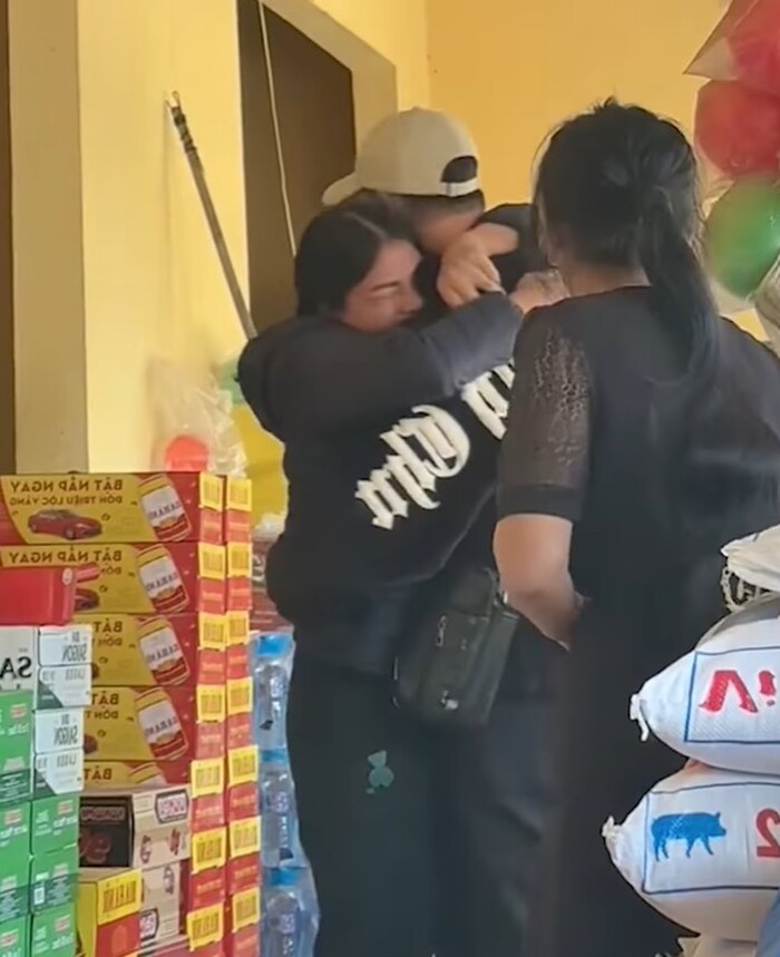 Khoảnh khắc mẹ òa lên khóc, ôm chầm lấy con trai đi du học trở về bất ngờ khiến ai nấy cũng hạnh phúc lây-4