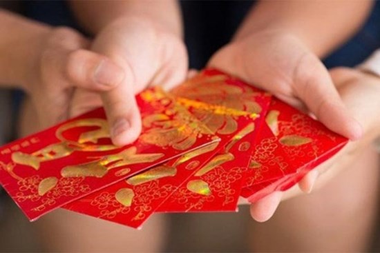 Bà nội trêu: 'Nộp hết tiền lì xì chưa', con tôi trả lời 1 câu mà cả họ đều khen bố mẹ khéo dạy