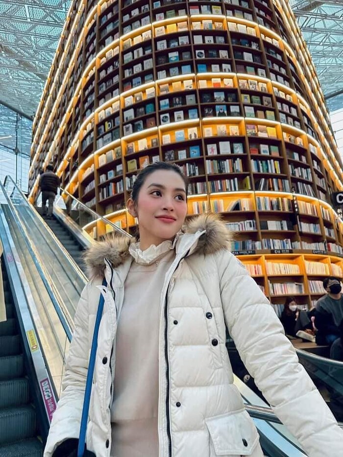 Hoa hậu Tiểu Vy khoe sắc trên đường phố Hàn Quốc: Chặt đẹp dàn idol Kpop-1