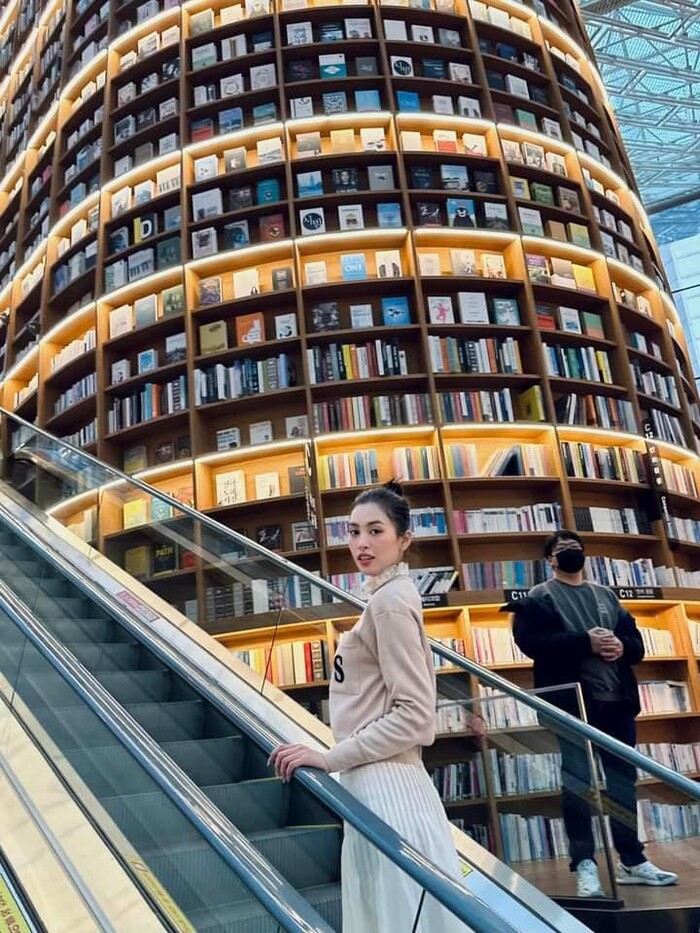 Hoa hậu Tiểu Vy khoe sắc trên đường phố Hàn Quốc: Chặt đẹp dàn idol Kpop-2