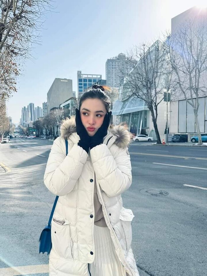 Hoa hậu Tiểu Vy khoe sắc trên đường phố Hàn Quốc: Chặt đẹp dàn idol Kpop-3