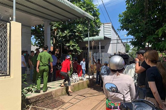 Chồng đi xa, về nhà phát hiện vợ và 2 con tử vong