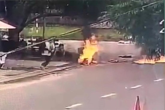 Quảng Nam: Xôn xao clip cô gái bị đánh ghen, tạt xăng đốt ngay giữa đường