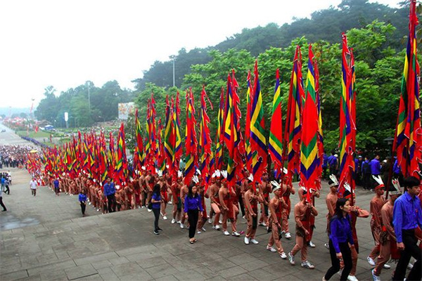 Ô tô 16 chỗ bất ngờ bốc cháy ngùn ngụt khi đang lưu thông-5