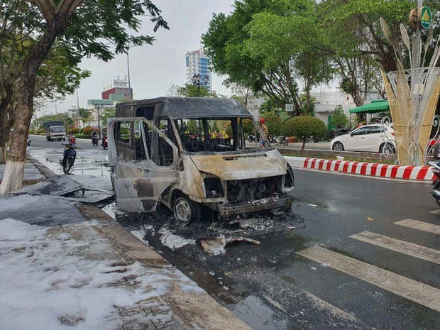 Ô tô 16 chỗ bất ngờ bốc cháy ngùn ngụt khi đang lưu thông-3