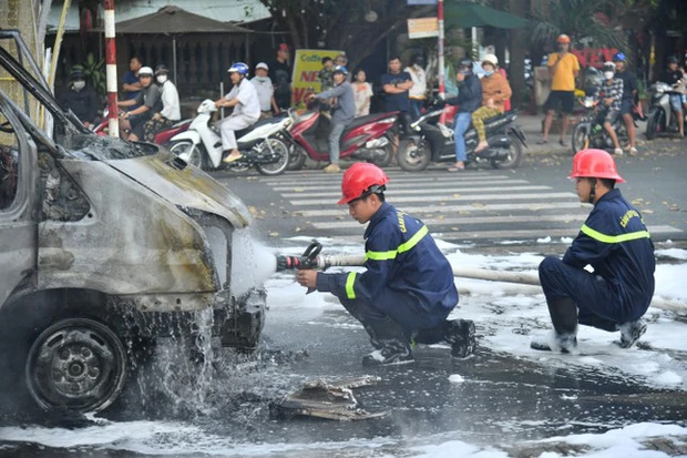 Ô tô 16 chỗ bất ngờ bốc cháy ngùn ngụt khi đang lưu thông-2