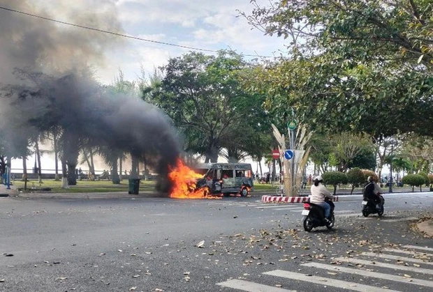 Ô tô 16 chỗ bất ngờ bốc cháy ngùn ngụt khi đang lưu thông-1