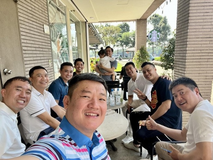 Chồng ai đảm như Cường Đô La: Đi tụ tập bạn bè vẫn bế con giúp vợ-1