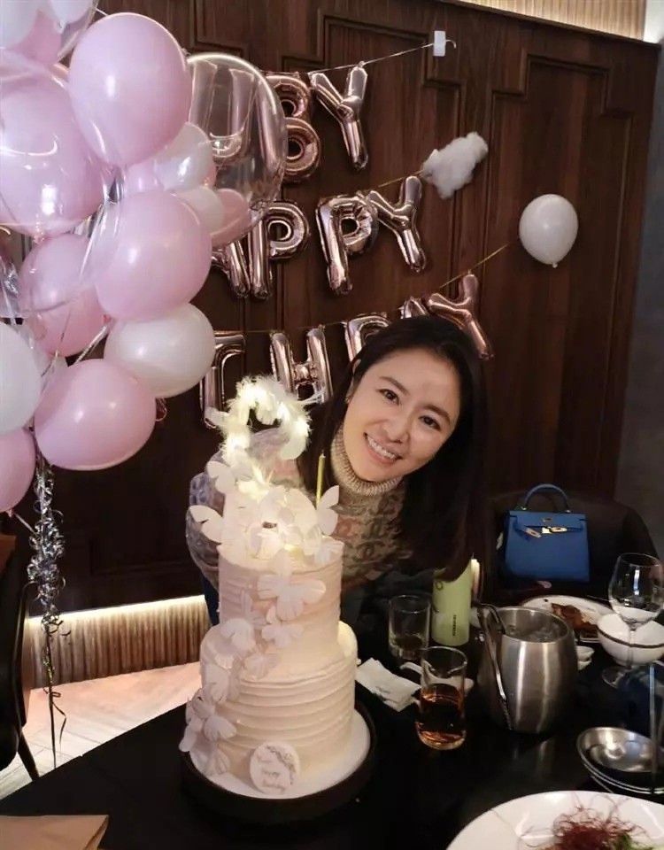 Lâm Tâm Như đón tuổi 47 bên chồng, khoe sắc trẻ mãi không già, Hoắc Kiến Hoa lại lộ dấu hiệu tuổi tác-4