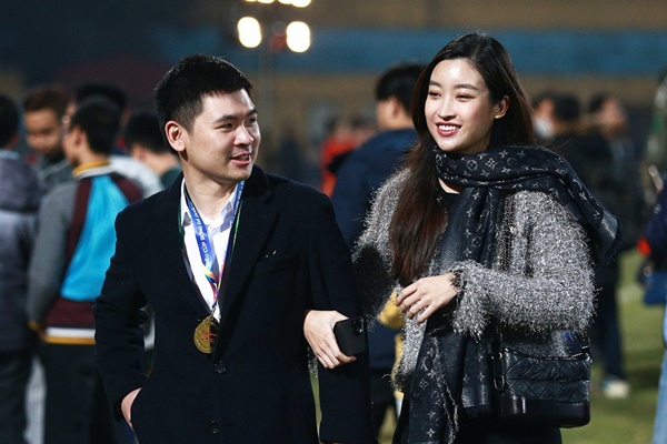 Đỗ Mỹ Linh lần đầu tình tứ khoác tay chồng giữa chốn đông người, hành động hiếu thảo với bố ruột ghi điểm đậm-11