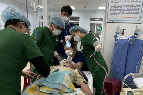 Người đàn ông nguy kịch vì hóc đoạn lòng lợn dài 25cm-1