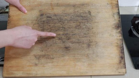 Rửa thớt bằng nước rửa bát thôi chưa đủ, thêm vài giọt này để đánh bay” nấm mộc và mùi hôi khó chịu-1