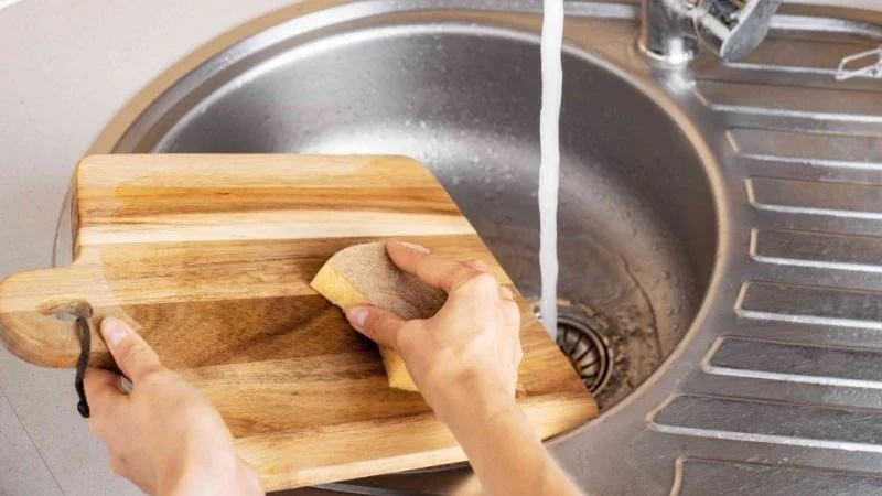 Rửa thớt bằng nước rửa bát thôi chưa đủ, thêm vài giọt này để đánh bay” nấm mộc và mùi hôi khó chịu-3